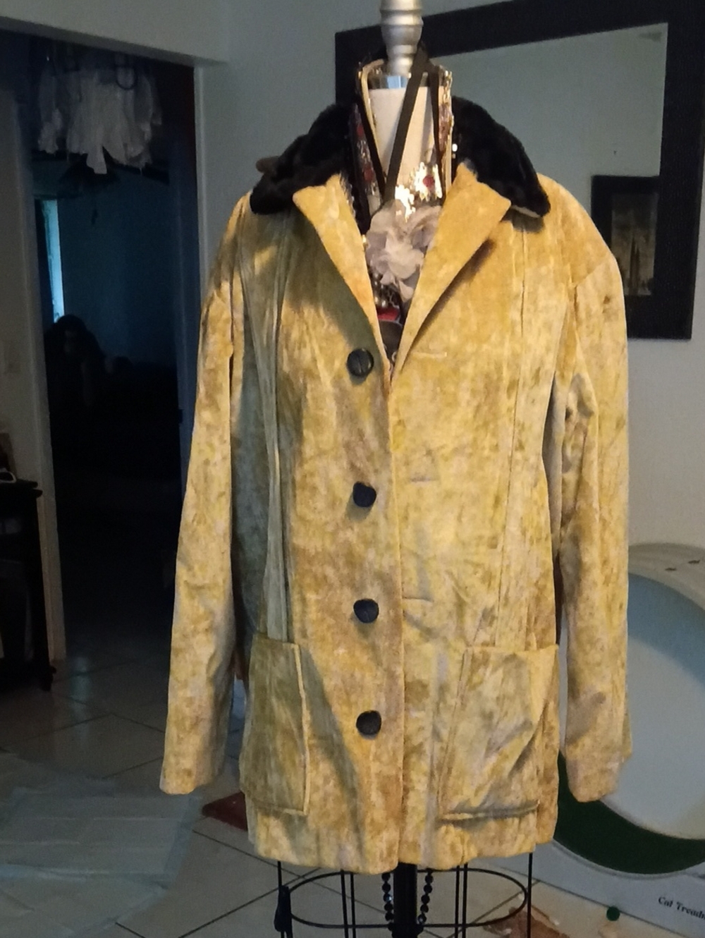 Vintage Woman Velvet Button-Front Coat with Contrast Collar - Yellow